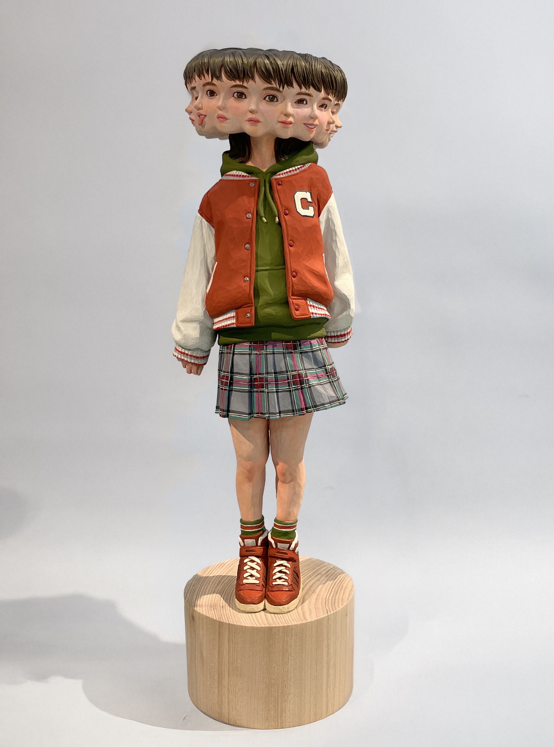 異才の木彫アーティスト、金巻芳俊 最新作『明鏡プリズム』 | TOPICS